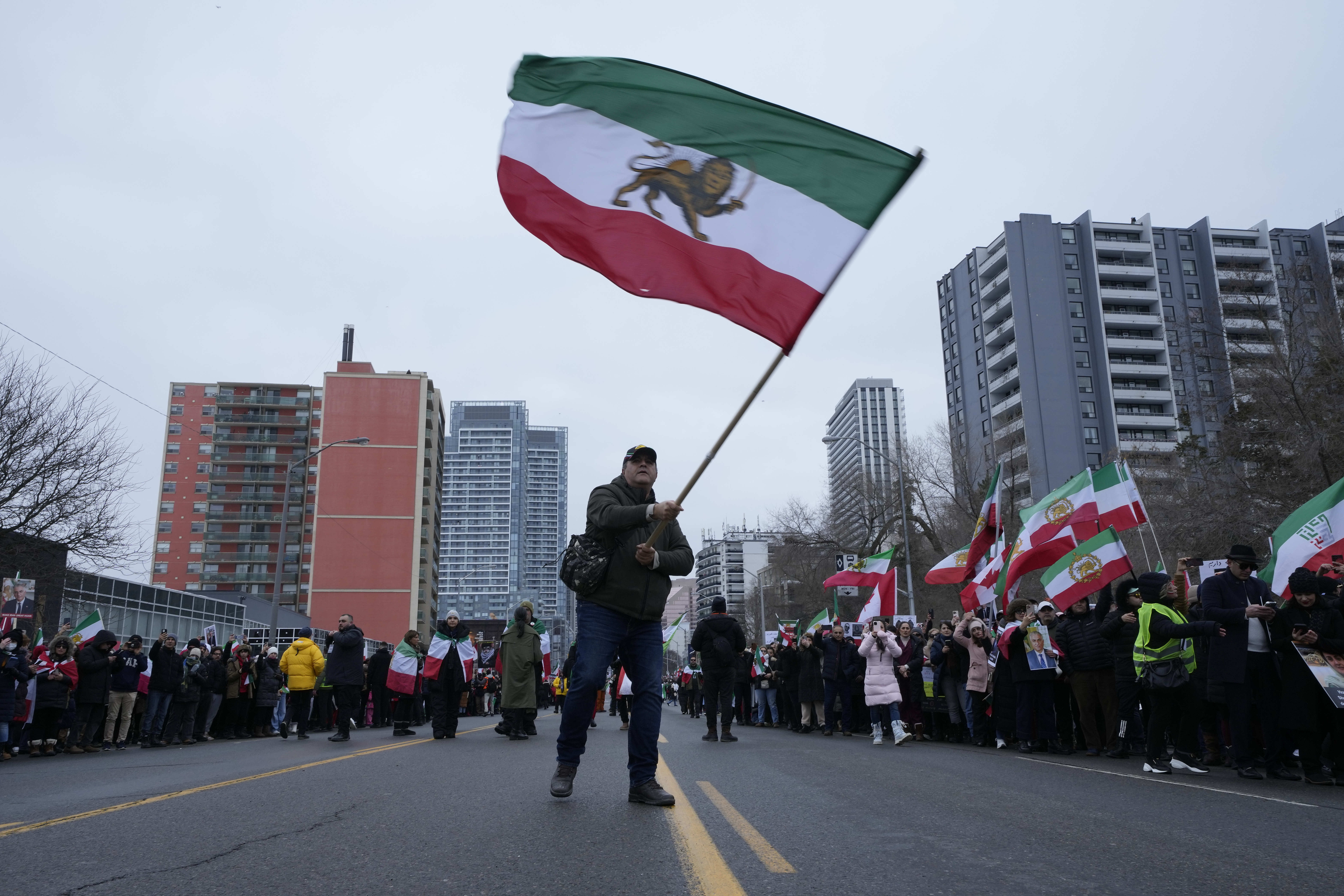 Spänt läge i Iran: inre uppror, yttre hot och en försvagad regim