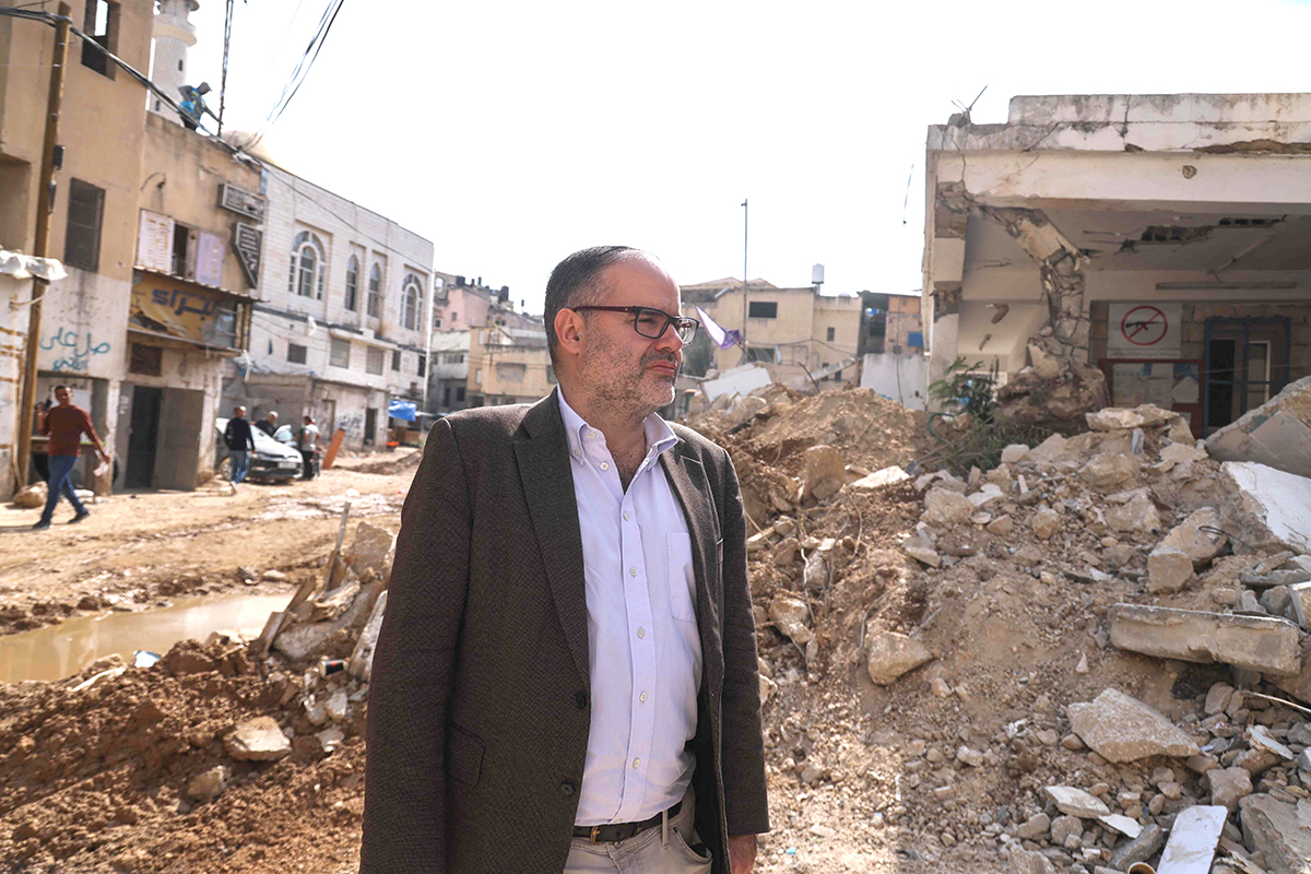 Roland Friedrich, chef för Unrwa på Västbanken, vid ett av FN-organets kontor sedan det demolerats i en israelisk militärräd. Foto: AFP/TT