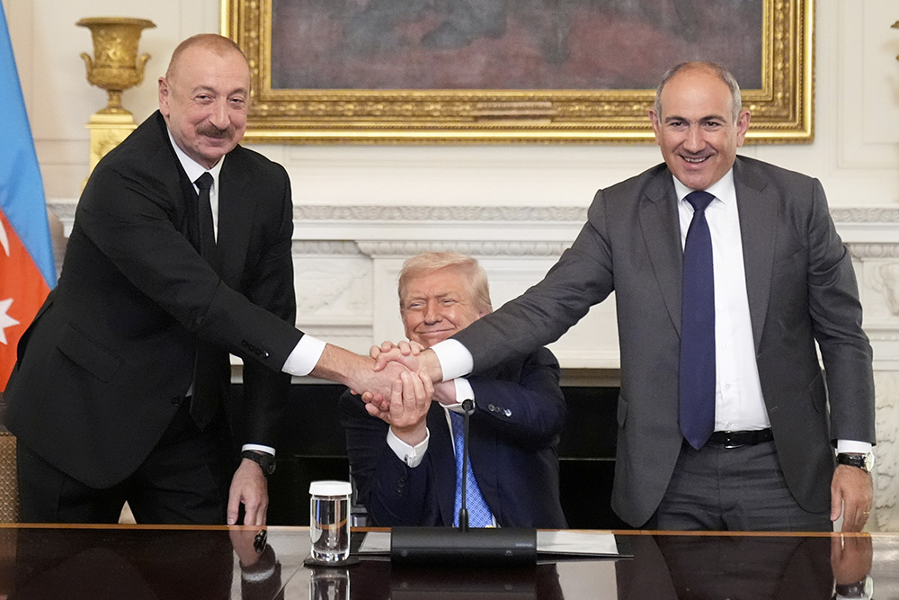 Azerbajdzjans president Aliyev (t v) och Armeniens premiärminister Pashinyan (t h) har nominerat Trump till Nobels fredspris. Foto: AP/TT