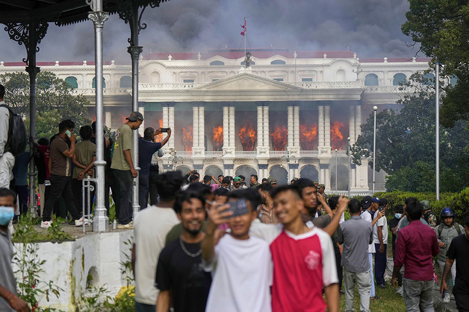 Arga unga i Nepal. Parlamentet brinner den 9 september 2025. Foto: AP/TT