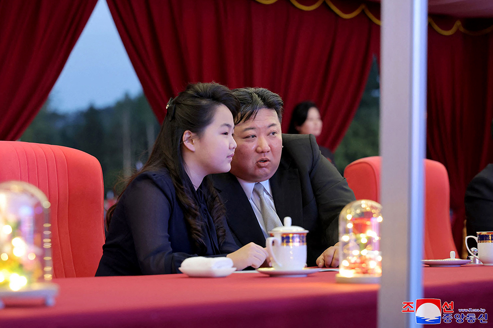 En fjärde Kim på gång? Kim Ju-Ae vid sin far Kim Jong-Uns sida. Foto: KCNA via AFP/TT