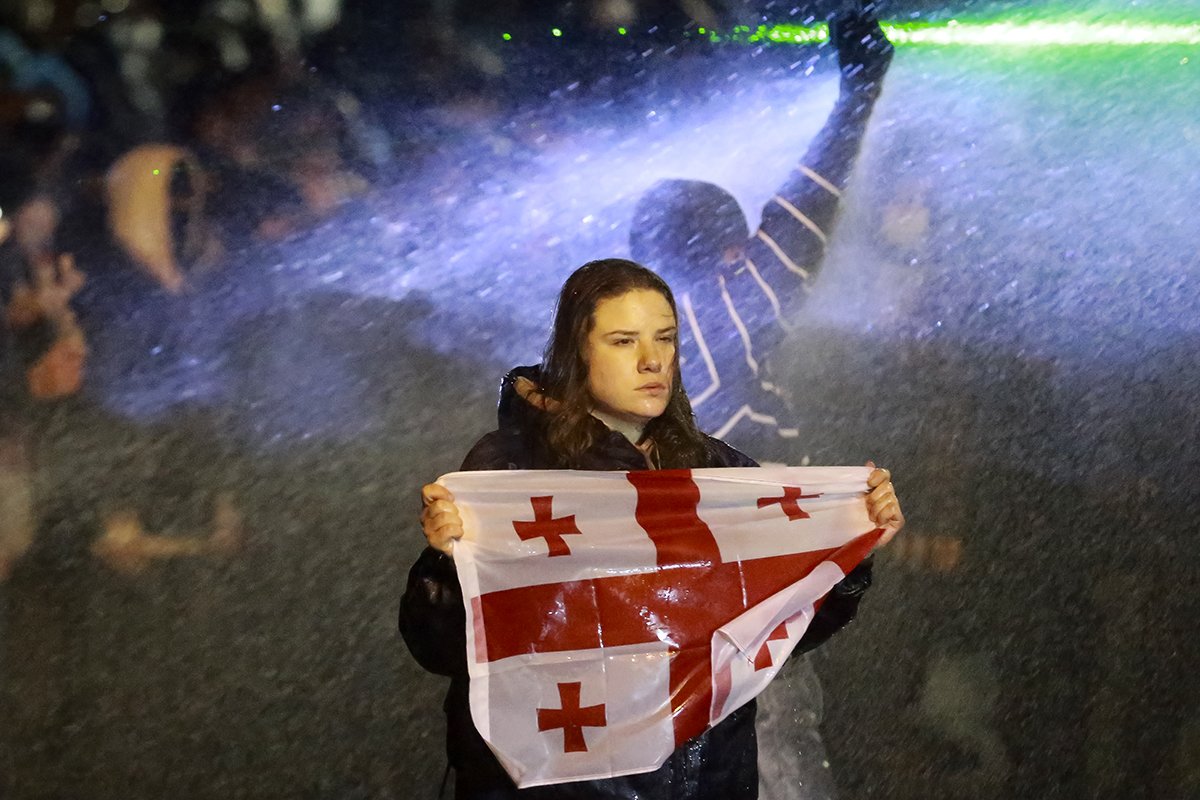 Vattnet som den georgiska polisen skjuter mot demonstranter har visat sig kunna vara blandat med gift. Foto: AP/TT