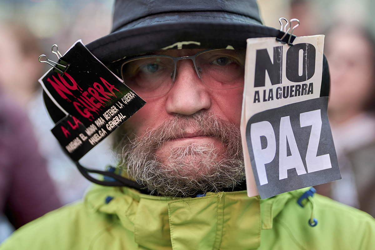 Antikrigsbudskap går hem i Spanien. Foto: AP/TT