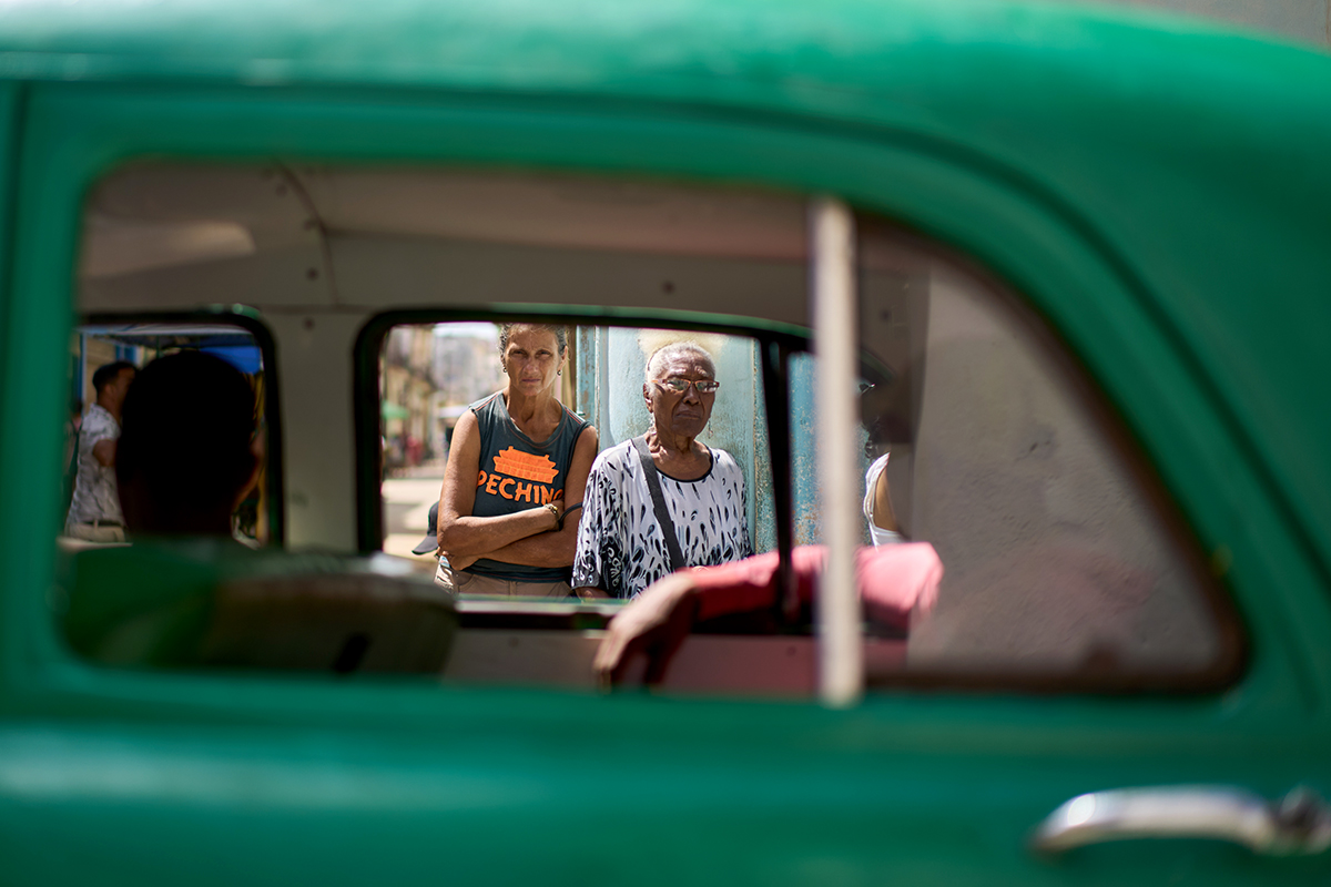 Pensionärer i brödkö i Havanna. Foto: AP/TT